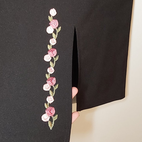 Vintage black high waisted mini skirt with flowers - Picture 2 of 4